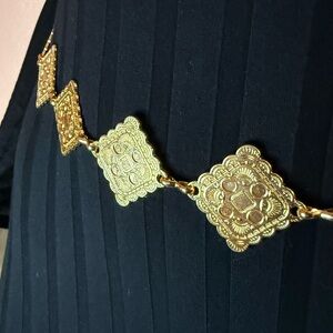 Windsor Gold Metal Square Waist Belt • Statement Accessory